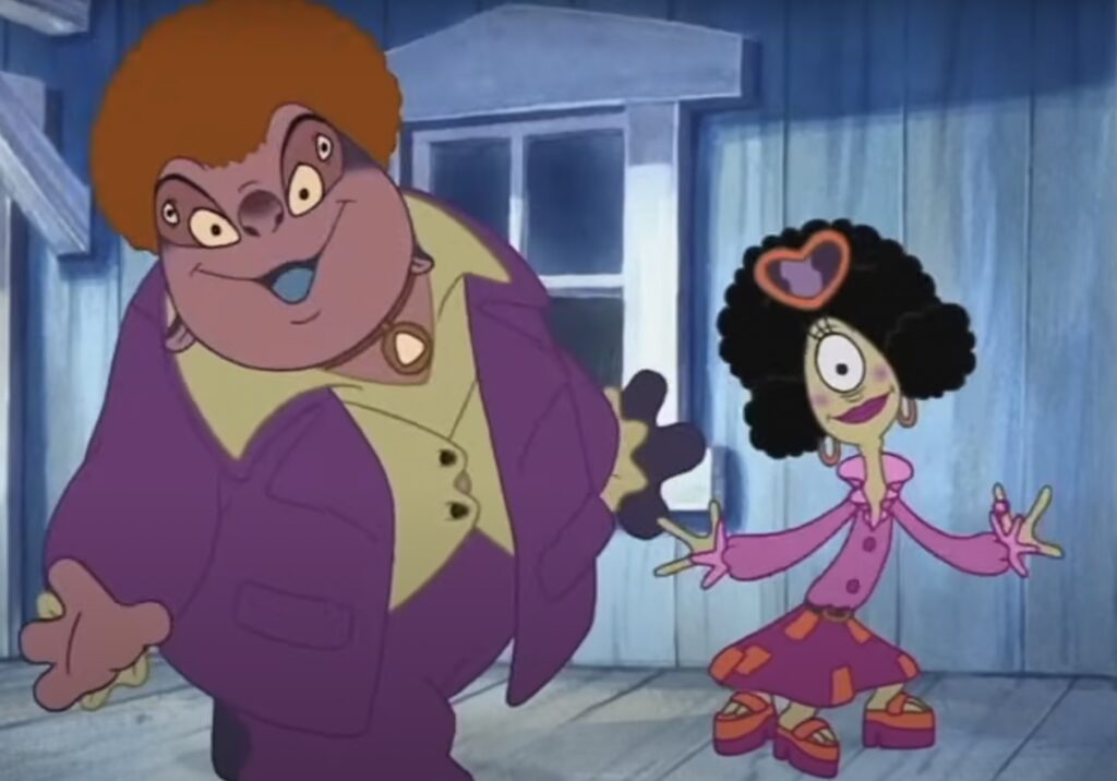 Een screenshot uit de oude Lilo & Stitch van Pleakley en Jumba in disco-outfits met grote pruiken. Pleakly, de alien met een oog, draagt een roze blouse met paarse rok en 3 plateau-sandalen aan de drie voeten. Jumba, de grote alien met vier ogen draagt een paars jasje, bijpassende paarse broek en een geel overhemd.