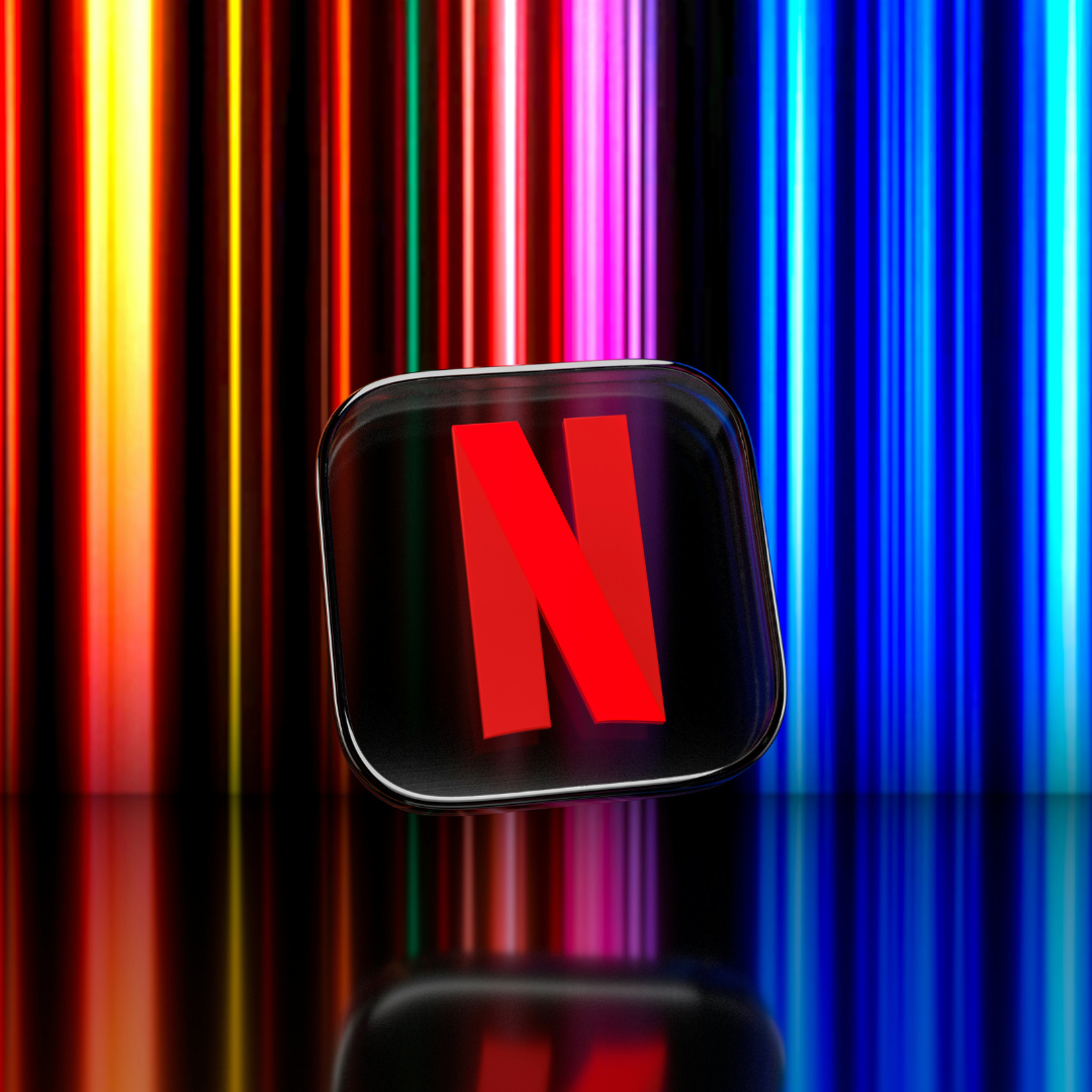 Netflix logo zwevend voor een kleurige rood/blauw gestreepte achtergrond