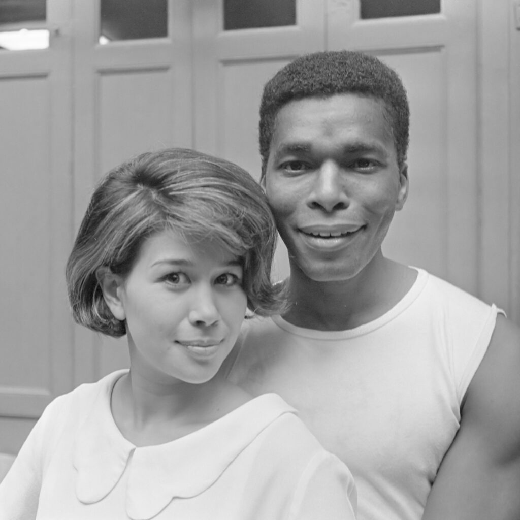 Zwart-wit foto van Anneke Gronloh en Donald Jones in Snip en Snap Revue in 1965