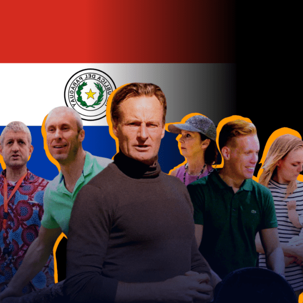 Foto van verschillende Nederlanders die gevolg worden in de documentaire 'Wakker in Paraguay'. Op de achtergrond is een vlag van Paraguay te zien.