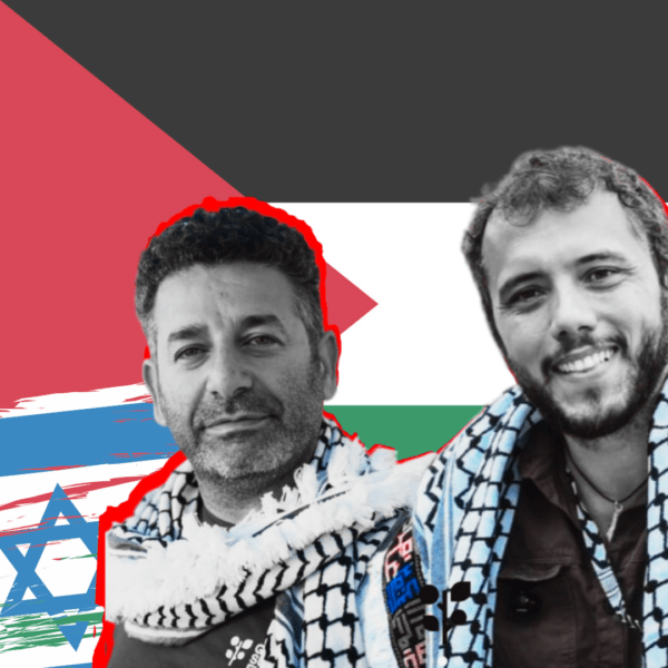 Foto van Thiago Avila en Saif Abu Keshek voor een Palestijnse vlag. In de hoek is een verscheurde Israëlische vlag te zien