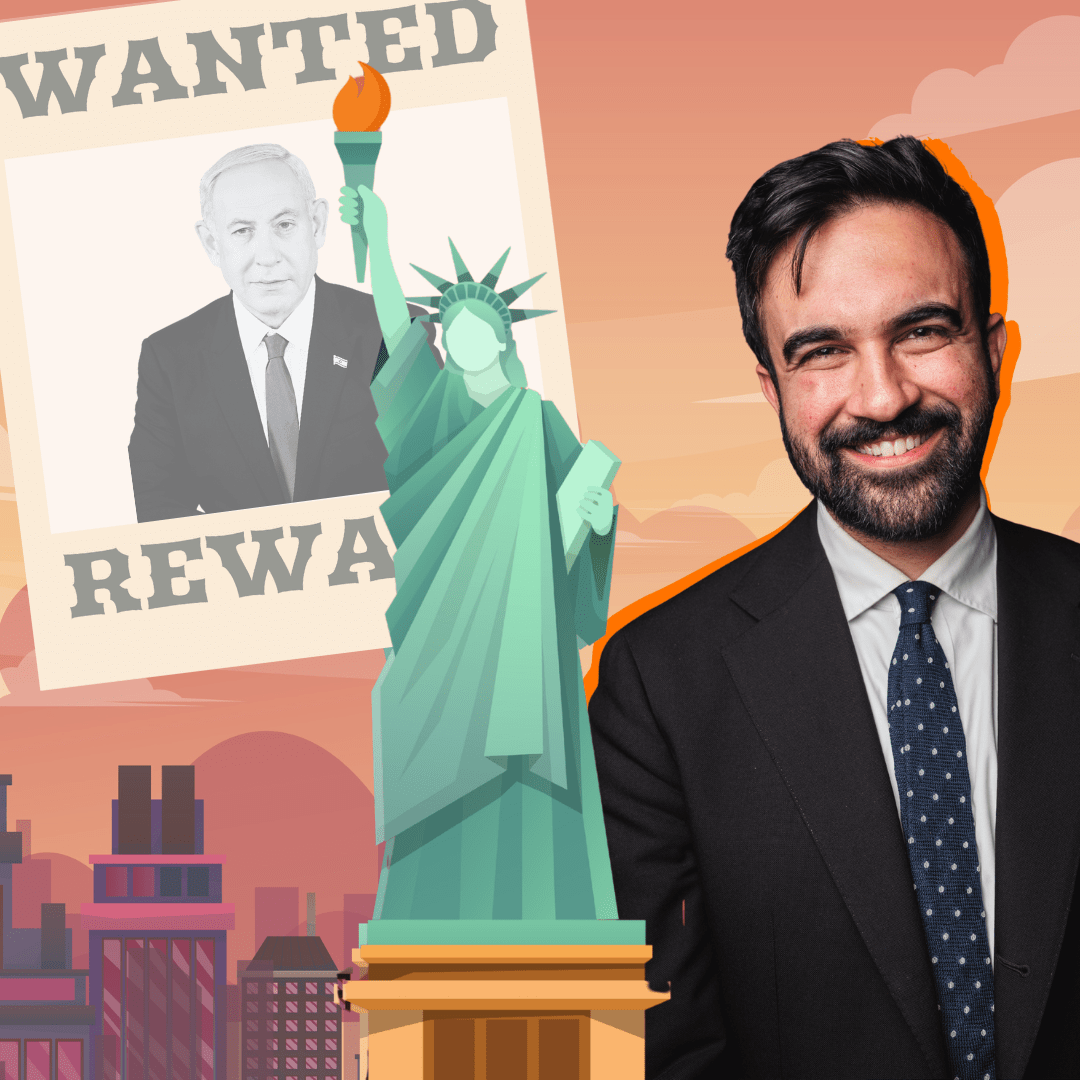 Een foto van een lachende Zohran Mamdani voor een achtergrond van New York. Op de voorgrond is het vrijheidsbeeld te zien. Op een poster met 'Wanted' erop, staat een foto van Benjamin Netanyahu